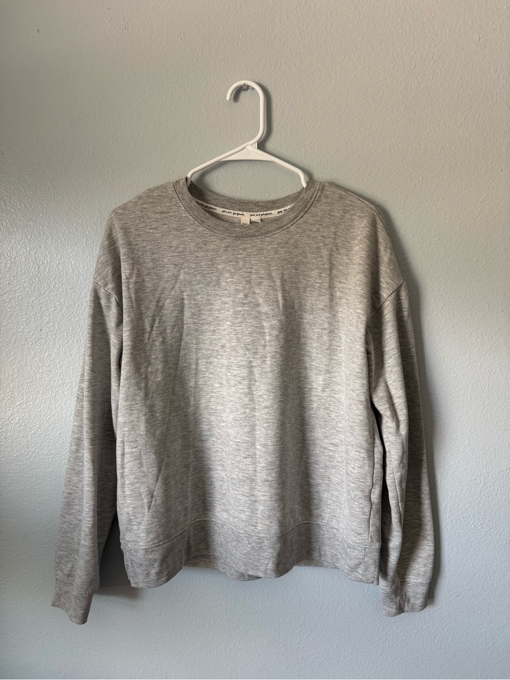 Joyspun Women’s Gray Crewneck Sweatshirt Size Medium Casual Pullover